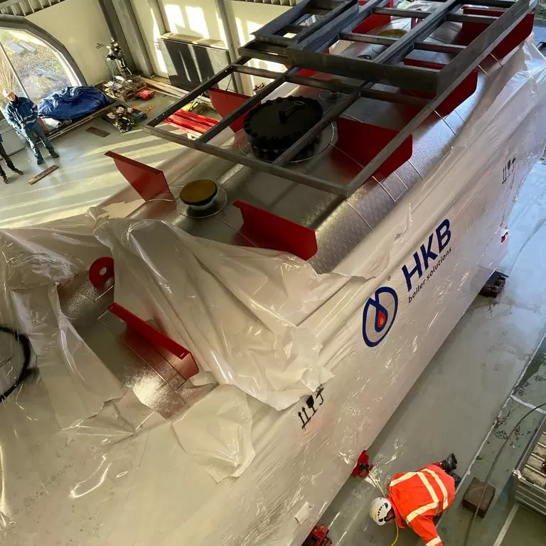 De tweede ketel wordt de centrale ingehesen